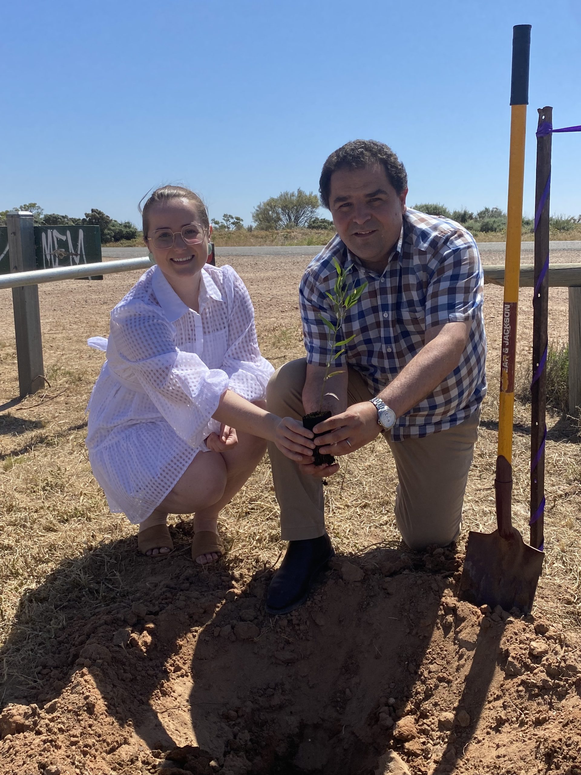 PLANTING TREES TO HONOUR THE QUEEN IN BARMERA